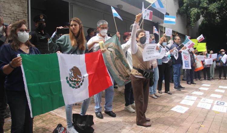Protestan contra gobierno de Daniel Ortega frente a Embajada de Nicaragua en México