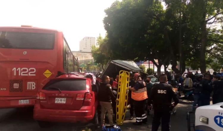 [VIDEO] Invade carril exclusivo de Metrobús en CDMX y provoca accidente