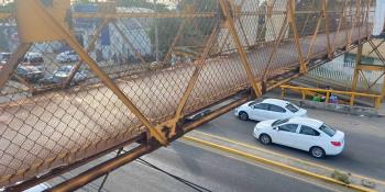 Denuncian deterioro en puente peatonal de carretera Villahermosa-La Isla