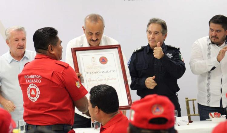 Honran a bomberos, a 63 años de la conformación del primer cuerpo en Tabasco