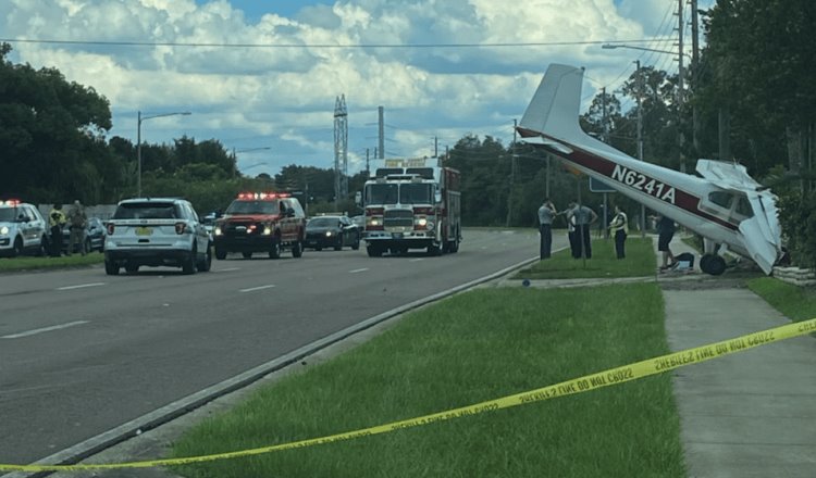 Captan el momento en que avioneta cae en autopista tras quedarse sin combustible, en Florida