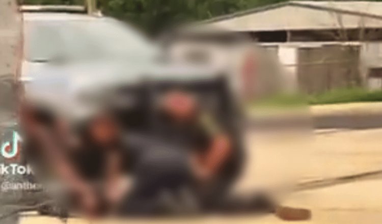 Policías someten de manera violenta a hombre en plena vía pública, en Arkansas