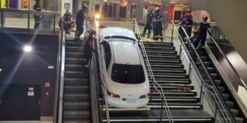 Roba auto y al darse a la fuga queda atascado en escaleras de una plaza en Madrid