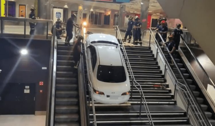 Roba auto y al darse a la fuga queda atascado en escaleras de una plaza en Madrid