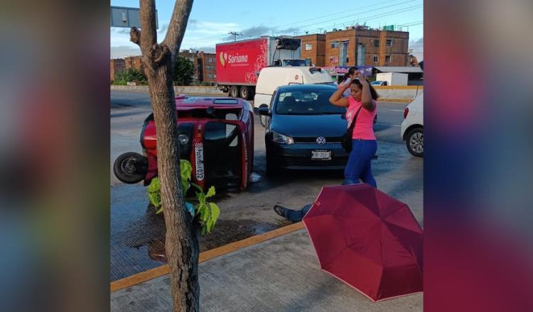 Choque entre pochimóvil y auto en Macultepec deja dos heridos