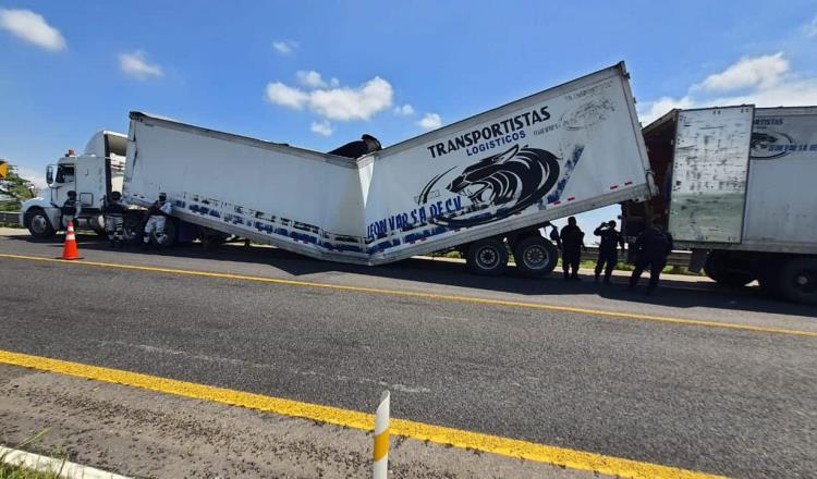 Se parte caja de tráiler cargado de cerveza en el libramiento de Villahermosa