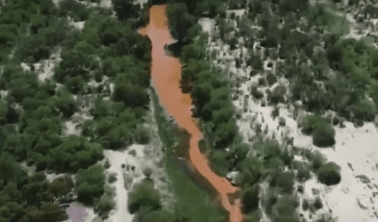 Por agua extraída de la mina “El Pinabete”, río Sabinas se torna naranja