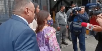 Rosario Robles entrega su pasaporte a la FGR