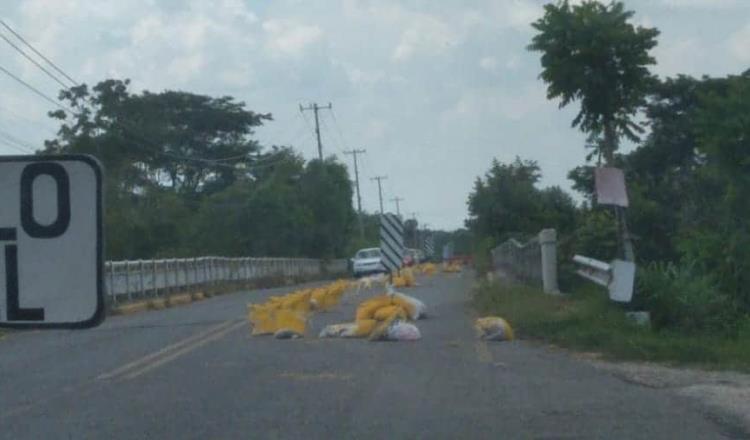 Automovilistas circulan en doble sentido por el puente la Sierra, bajo su propio riesgo: PC Jalapa