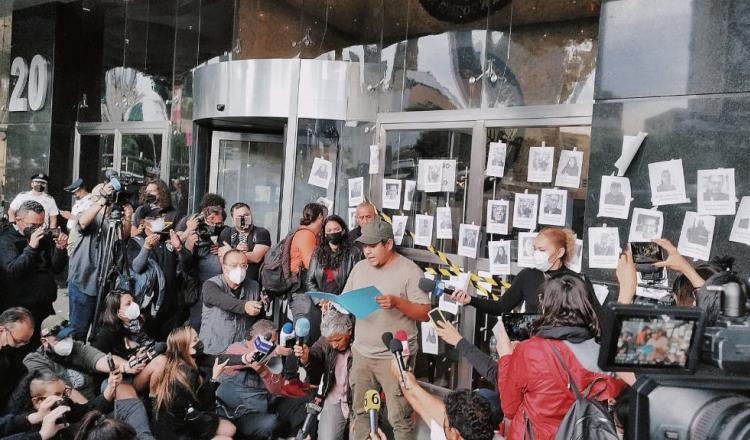 Periodistas cierran de manera simbólica oficinas de la FGR, por asesinato de Fredid Román