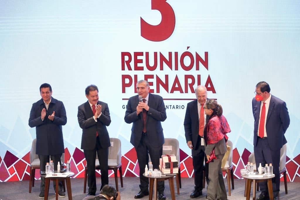 En plenaria de Morena, diputados le gritan ¡presidente, presidente! a Adán Augusto López