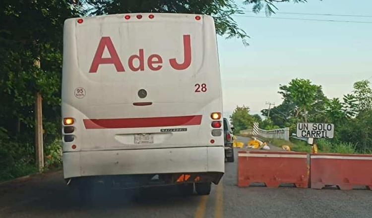 Exhiben a camión de pasaje pasando por el puente La Sierra, pese a restricción a unidades pesadas