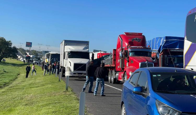 Transportistas bloquean la México-Pachuca; acusan extorsiones y asesinatos