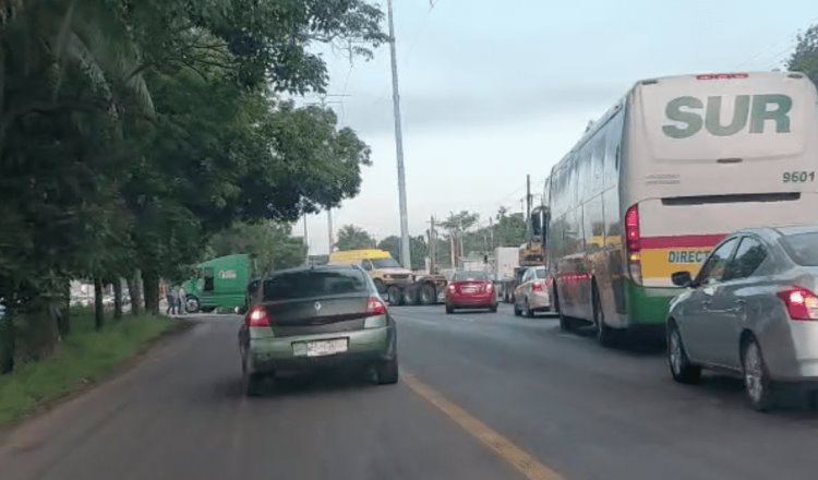 Se paraliza la Villahermosa-Cárdenas por choque entre tráiler y camioneta