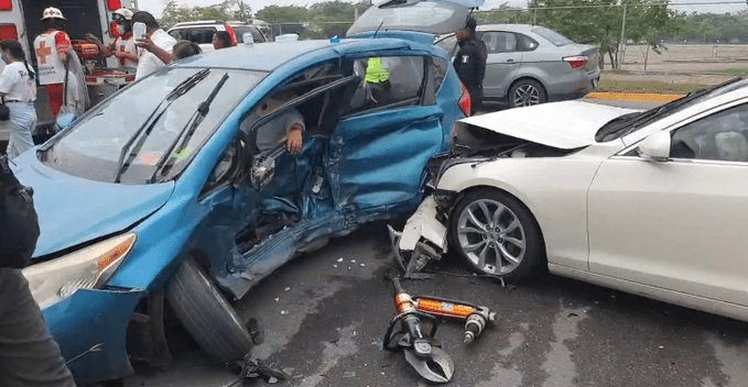 ¡Aparatoso! Choque en bulevar Bicentenario deja 4 heridos y un prensado