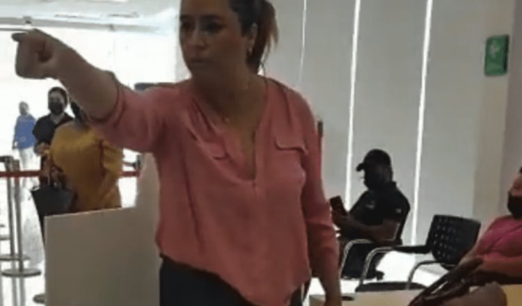 VIDEO| Mujer insulta a empleados de un banco en Coahuila; dijo ser de la “DEA”