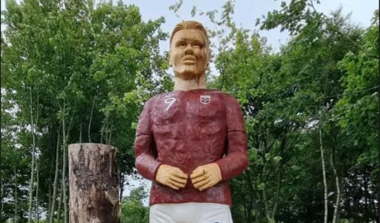 Aficionado se roba la estatua del jugador del Manchester City, Erling Haaland