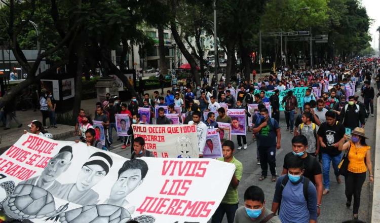 Padres de normalistas de Ayotzinapa solicitan reunión con Obrador