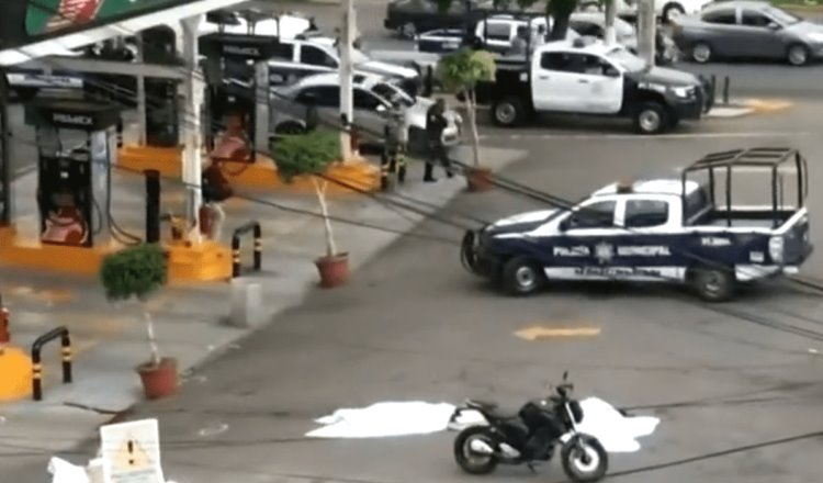 Asesinan a 3 motociclistas en gasolinera de Naucalpan, Edomex