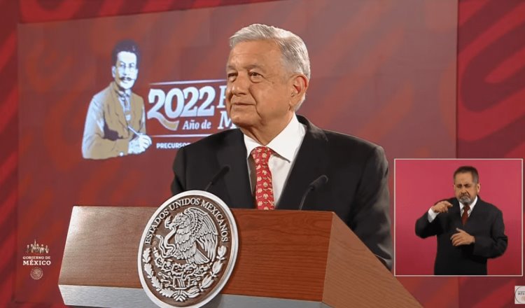 Recomienda AMLO a Laura Zapata leer, tras llamar huevones a los mexicanos