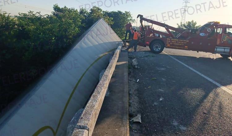 Tráiler cae del puente el Guao y cierran la Frontera-Villahermosa por más de 12 horas