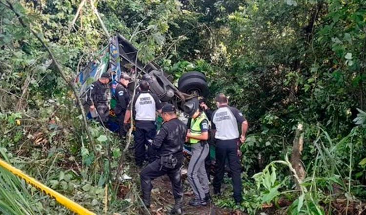 Cae autobús a barranco en El Salvador; reportan al menos 27 lesionados