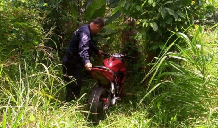 Abandonan moto en Cunduacán tras ver patrullas; tenía reporte de robo