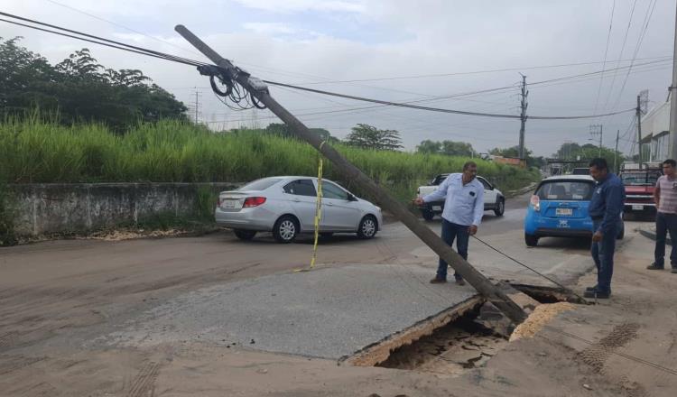 Se hunde poste en la ranchería Emiliano Zapata por fuga de agua