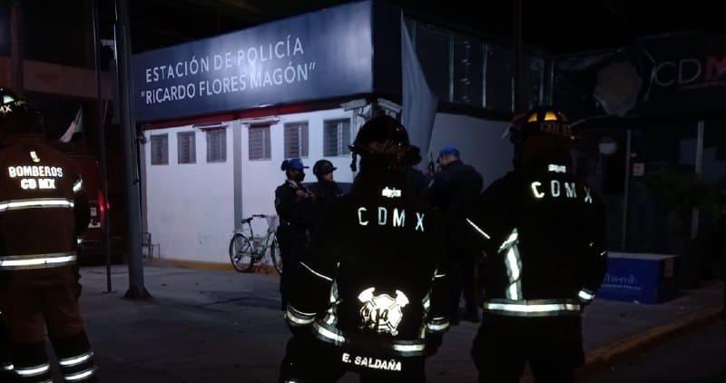 Lanzan bomba molotov a estación de policía en CDMX; hay 2 lesionados