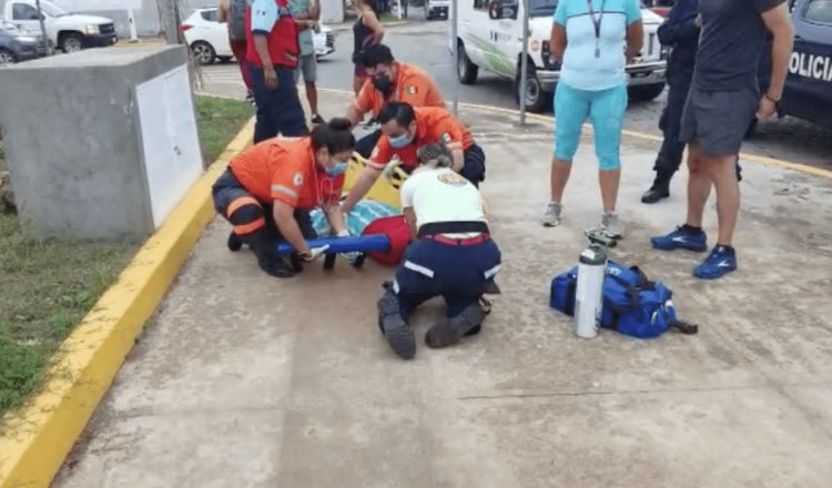 Abuelita sufre caída en Ciudad Deportiva, tras tropezar con alcantarilla de CFE