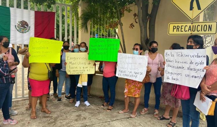 Protestan padres de familia de Balancán y Nacajuca en Setab; exigen contratación de maestros