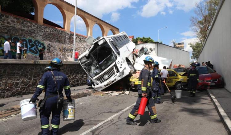 Tráiler provoca carambola de 23 vehículos en la México-Querétaro; deja 44 lesionados