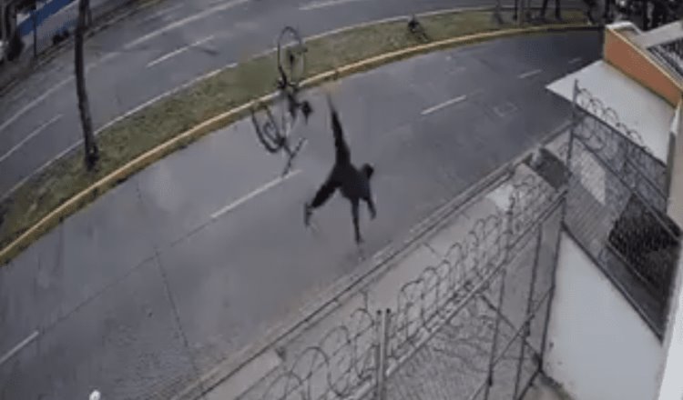 [VIDEO] Captan el momento en que ciclista cae por un cable suelto en Guadalajara