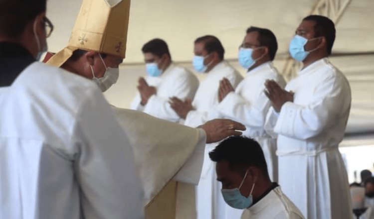 Obispo de Tabasco ordena a 8 nuevos diáconos; les pidió ser servidores fieles y prudentes