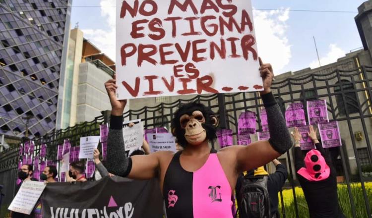 Con protesta exigen vacunas contra viruela del mono en CDMX