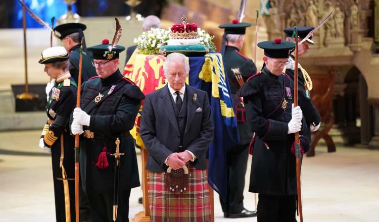 Rey Carlos III encabeza cortejo fúnebre de Isabel II en Edimburgo