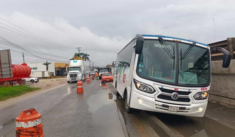 Camión de pasajeros y un taxi sufren accidente en la Villahermosa-Cárdenas