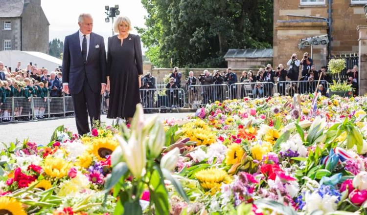 Visita rey Carlos III Irlanda del Norte y realiza servicio religioso en la catedral de St. Anne