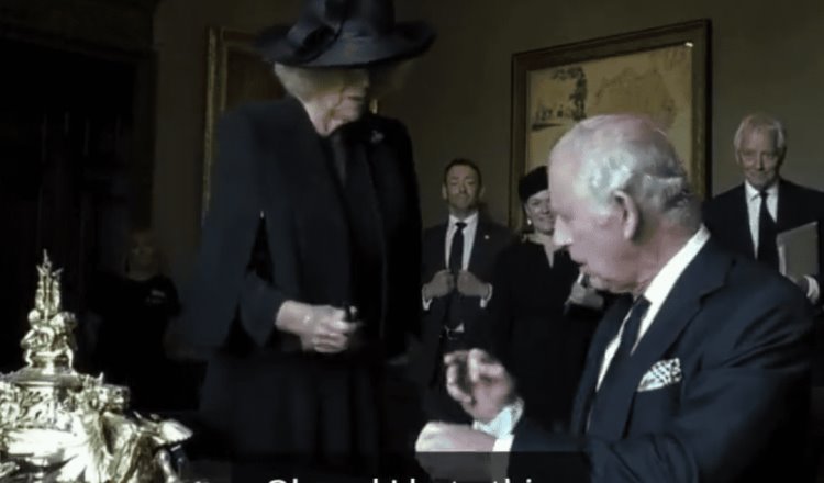 [VIDEO] No tolero esta maldita cosa, Rey Carlos III vive nuevo momento incómodo, ahora por bolígrafo