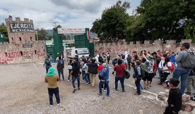 Normalistas vandalizan fachada de la 35 Zona Militar de Chilpancingo, Guerrero