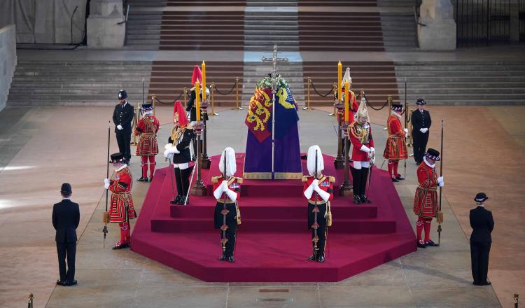 Cuerpo de Isabel II llega a Palacio de Westminster; estará allí 4 días