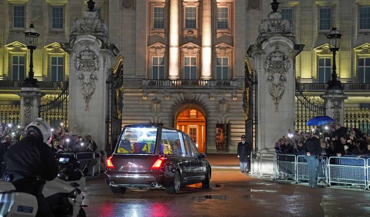 Llegan restos de Isabel II al palacio de Buckingham; funeral de Estado será el 19 de septiembre