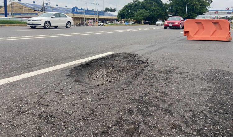 Hundimiento en La Pigua deja ponchaduras y daños mecánicos a vehículos