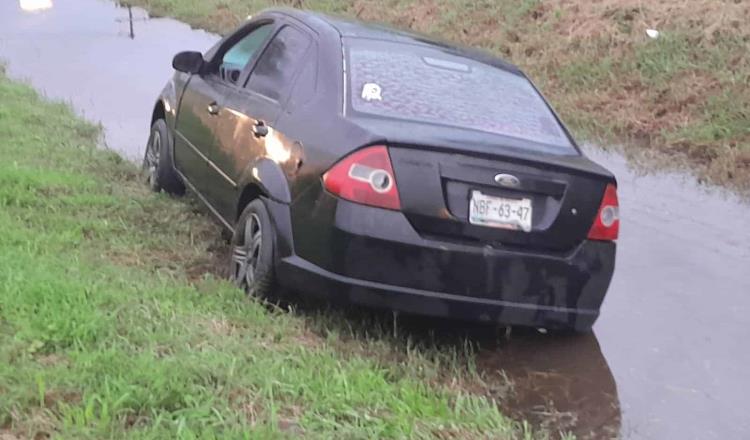 Abandonan auto que derrapó en la Cárdenas-Coatzacoalcos