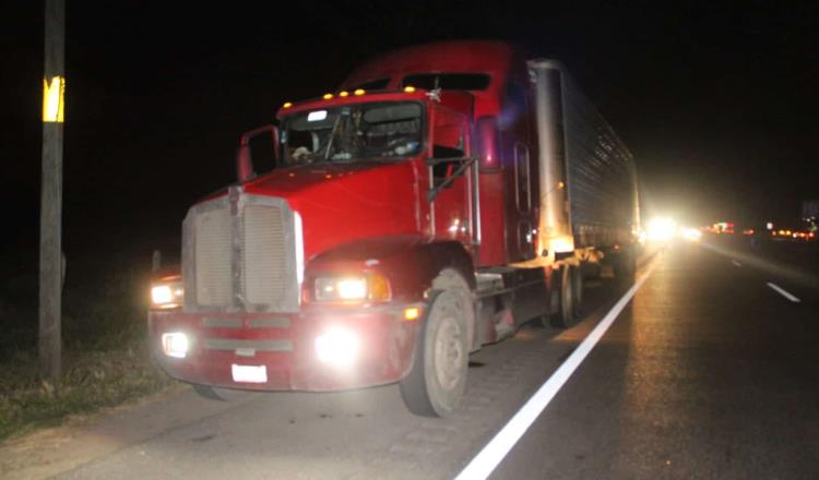 Detienen tráiler en Cárdenas cargado de plátano ¡y migrantes!