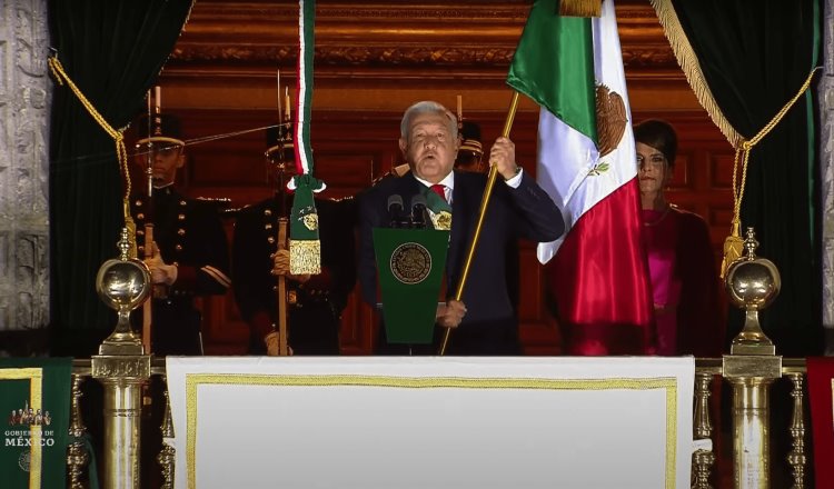 “¡Muera la corrupción, el clasismo y el racismo”, añade AMLO al Grito de Independencia