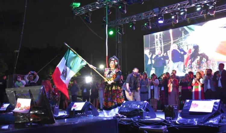 ¡Viva Cuitláhuac! Dice Clara Brugada durante Grito de Independencia en Iztapalapa