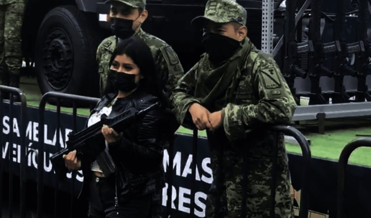 Militares en el Zócalo prestan sus armas a civiles “para la foto”