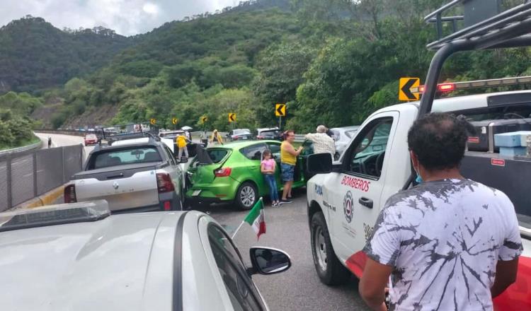 Carambola de 18 vehículos en la Autopista del Sol deja un muerto y varios heridos