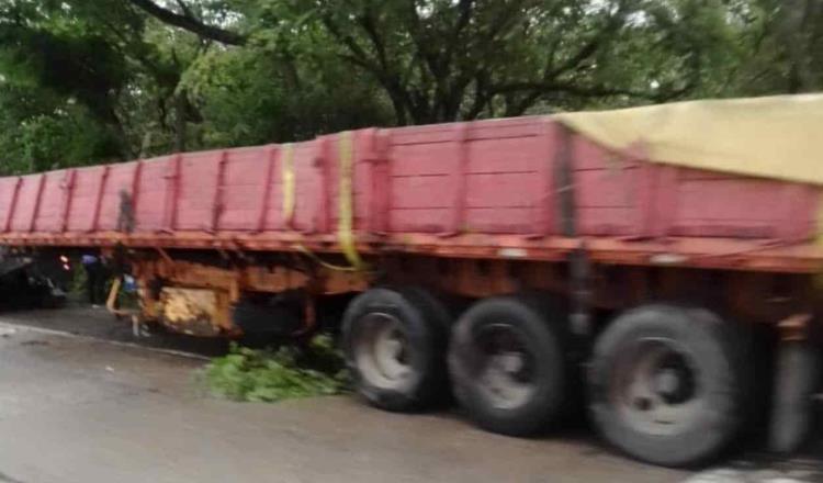 Descarrila tráiler de doble remolque en la Cárdenas-Coatzacoalcos